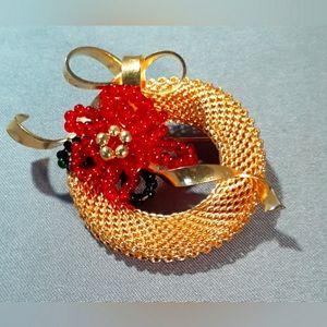 Christmas circle pin with bead poinsettia